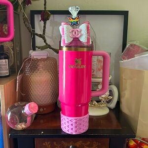 SOLD STANLEY PINK PARADE THE QUENCHER H2.0 FLOWSTATE™ TUMBLER 30 OZ